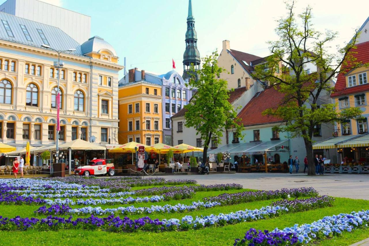 Centrally Located Apartment Overlooking Vermanes Park Riga Exterior foto